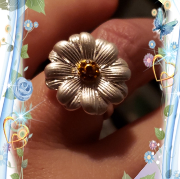 Sparkling Crystal Center Daisy Ring - Picture 9 of 11